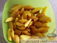 Фото приготовления рецепта: Яблоки с вареньем, запечённые под безе - шаг №6