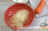 Фото приготовления рецепта: Салат с сельдереем, морковью и йогуртом - шаг №2