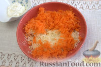 Фото приготовления рецепта: Салат с сельдереем, морковью и йогуртом - шаг №3
