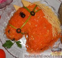 Фото к рецепту: Салат с крабовыми палочками "Лошадка"