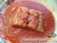 Фото приготовления рецепта: Жареная скумбрия в томатном кляре - шаг №4
