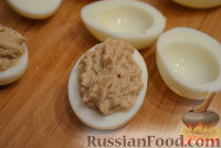 Фото приготовления рецепта: Яйца, фаршированные печенью трески - шаг №7