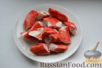 Фото приготовления рецепта: Салат "Обезьянка" (с крабовым мясом и сыром) - шаг №2