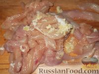 Фото приготовления рецепта: Куриные филе с ананасом - шаг №4