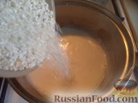 Фото приготовления рецепта: Ячневая каша молочная - шаг №3