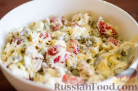 Фото приготовления рецепта: Мясной салат с помидорами черри и сыром - шаг №7