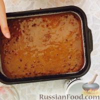Фото приготовления рецепта: Шоколадный манный пирог с брусникой - шаг №7