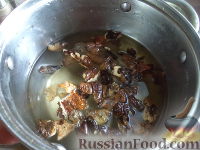 Фото приготовления рецепта: Картофель, тушенный с сушеными грибами - шаг №2