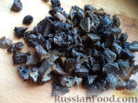 Фото приготовления рецепта: Картофель, тушенный с сушеными грибами - шаг №3
