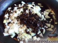 Фото приготовления рецепта: Картофель, тушенный с сушеными грибами - шаг №5