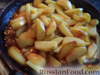 Фото приготовления рецепта: Картофель, тушенный с сушеными грибами - шаг №10