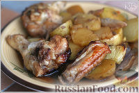 Фото к рецепту: Куриные крылышки с медовой корочкой, с картофелем и ананасами
