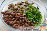 Фото приготовления рецепта: Салат из фасоли с грибами - шаг №8