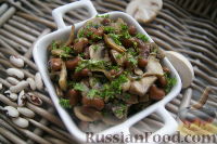 Фото приготовления рецепта: Салат из фасоли с грибами - шаг №9