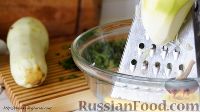 Фото приготовления рецепта: Салат из молодой капусты с рыбными консервами и морковью - шаг №5