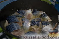 Фото приготовления рецепта: Скумбрия с овощами в сметанном соусе - шаг №1