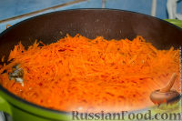Фото приготовления рецепта: Скумбрия с овощами в сметанном соусе - шаг №2