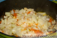 Фото приготовления рецепта: Скумбрия с овощами в сметанном соусе - шаг №3