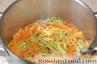 Фото приготовления рецепта: Пикша, припущенная с морковью, пореем и лимоном - шаг №4