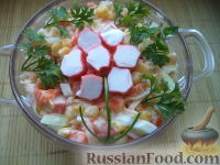 Фото к рецепту: Салат из сыра с консервированной кукурузой и крабовыми палочками