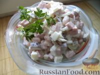 Фото к рецепту: Салат из колбасы, огурцов и фасоли