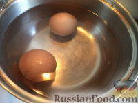 Фото приготовления рецепта: Салат из колбасы, огурцов и фасоли - шаг №5