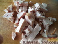 Фото приготовления рецепта: Салат из колбасы, огурцов и фасоли - шаг №2