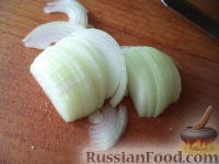 Фото приготовления рецепта: Салат из колбасы, огурцов и фасоли - шаг №4