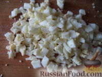Фото приготовления рецепта: Салат из колбасы, огурцов и фасоли - шаг №6