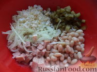 Фото приготовления рецепта: Салат из колбасы, огурцов и фасоли - шаг №8