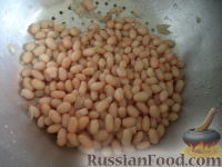 Фото приготовления рецепта: Салат из колбасы, огурцов и фасоли - шаг №7