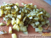 Фото приготовления рецепта: Салат из колбасы, огурцов и фасоли - шаг №3