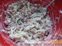 Фото приготовления рецепта: Салат из колбасы, огурцов и фасоли - шаг №9