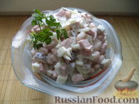 Фото приготовления рецепта: Салат из колбасы, огурцов и фасоли - шаг №10