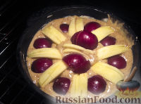 Фото приготовления рецепта: Ореховый пирог с яблоками и сливами - шаг №2