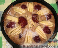 Фото приготовления рецепта: Ореховый пирог с яблоками и сливами - шаг №3