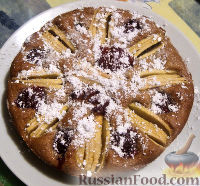 Фото приготовления рецепта: Ореховый пирог с яблоками и сливами - шаг №5