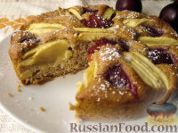 Фото приготовления рецепта: Ореховый пирог с яблоками и сливами - шаг №6