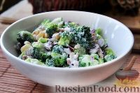 Фото к рецепту: Салат с брокколи, изюмом и орехами