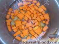 Фото приготовления рецепта: Крем-суп из тыквы и картофеля, с фрикадельками и гренками - шаг №2