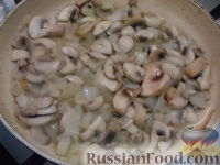 Фото приготовления рецепта: Крем-суп из тыквы и картофеля, с фрикадельками и гренками - шаг №5