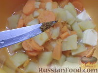 Фото приготовления рецепта: Крем-суп из тыквы и картофеля, с фрикадельками и гренками - шаг №7