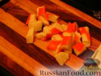 Фото приготовления рецепта: Слоеный салат с крабовым мясом - шаг №3