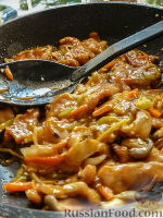 Фото приготовления рецепта: Кисло-сладкая лапша со свининой и овощами - шаг №5
