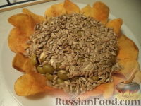 Фото к рецепту: Салат "Подсолнух" с курицей и грибами