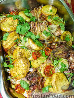 Фото к рецепту: Ребрышки с картофелем и помидорами