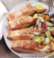 Фото к рецепту: Жареный лосось с овощным салатом