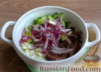 Фото приготовления рецепта: Пикантный салат с сердцем, сыром, огурцом - шаг №6