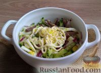 Фото приготовления рецепта: Пикантный салат с сердцем, сыром, огурцом - шаг №7