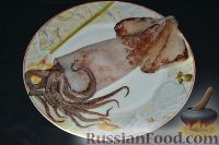 Фото приготовления рецепта: Салат с кальмарами и огурцами - шаг №2